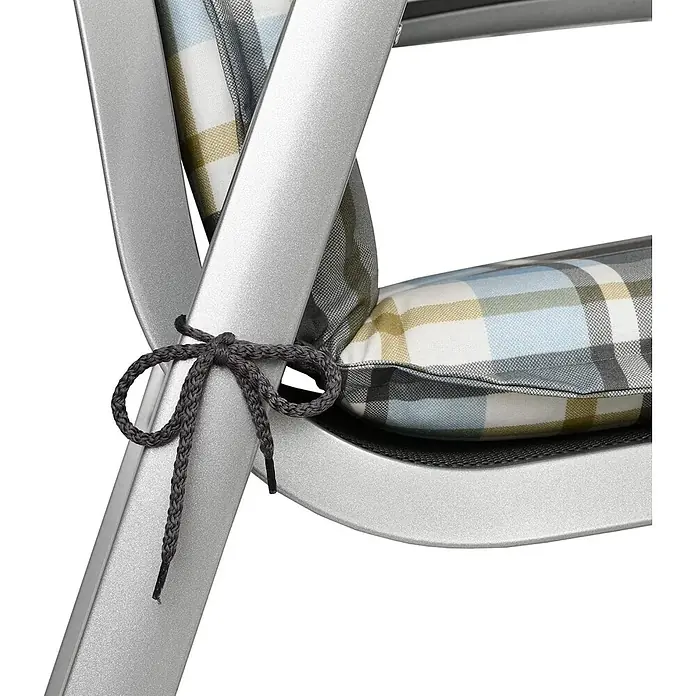 Beautissu Sitzauflage Sunny HL - Hochlehner, 2 Stk., Polyester, Blau - Nahaufnahme eines karierten Kissens (blau, grau, weiß, beige), mit dunkelgrauen Bändern an einem silberfarbenen Metallstuhlrahmen befestigt.