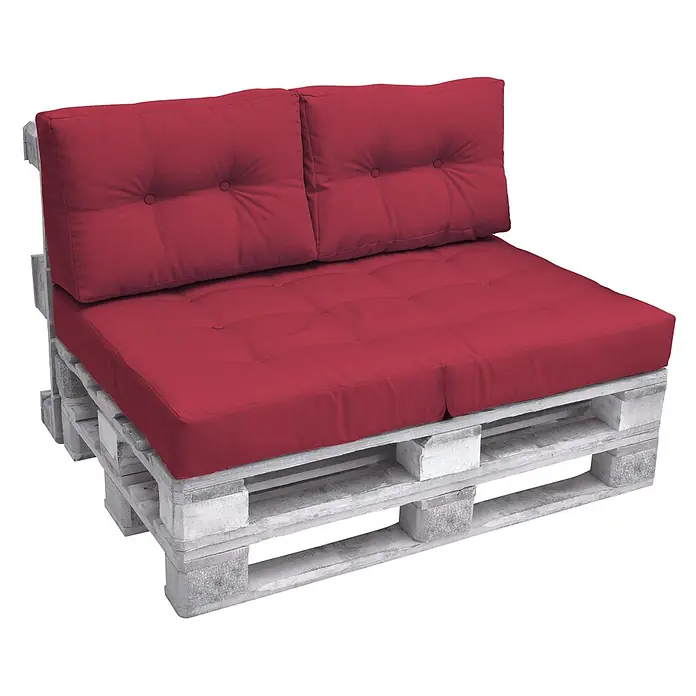 Beautissu Sitzauflage ECO Elements - Europalette, 2 Stk., Polyester, Rot - Rotes Palettensofa mit Kissen auf einem weiß getünchten Holzpaletten-Untergestell.