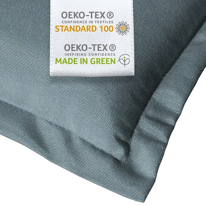 Beautissu Sitzauflage Loft HL - Hochlehner, 6 Stk., L x B x H: 0 x 0 x 0 cm, Polyester, Taubenblau - Nahaufnahme eines helltürkisen Textilstoffs mit OEKO-TEX Standard 100 und Made In Green Etiketten.