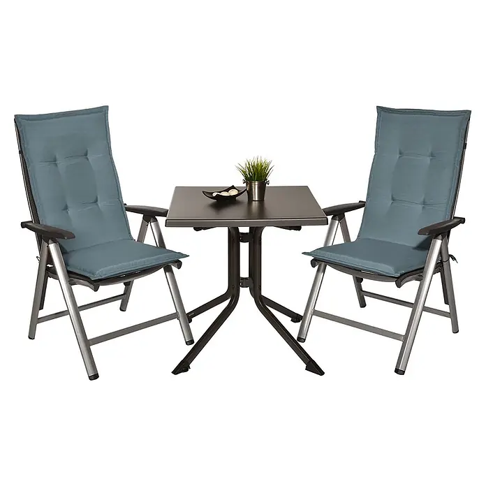 Beautissu Sitzauflage Loft HL - Hochlehner, 6 Stk., L x B x H: 0 x 0 x 0 cm, Polyester, Taubenblau - Outdoor-Bistro-Set mit dunkelgrauem quadratischem Tisch und zwei Klappstühlen mit silbernen Gestellen, schwarzen Armlehnen und blau-grauen Polstern.