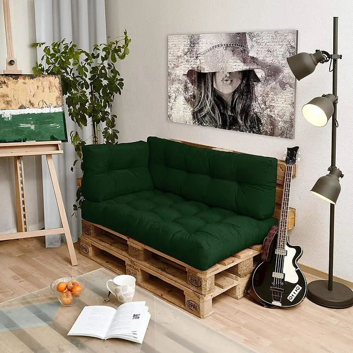 Beautissu Sitzauflage Eco Style - Europalette, 2 Stk., L x B x H: 120 x 80 x 15 cm, Polyester, Dunkelgrün - Dunkelgrüne Ecksofa-Kissen auf einer Palettenbasis, die bequeme Sitzgelegenheiten in einem Wohnraum bieten.