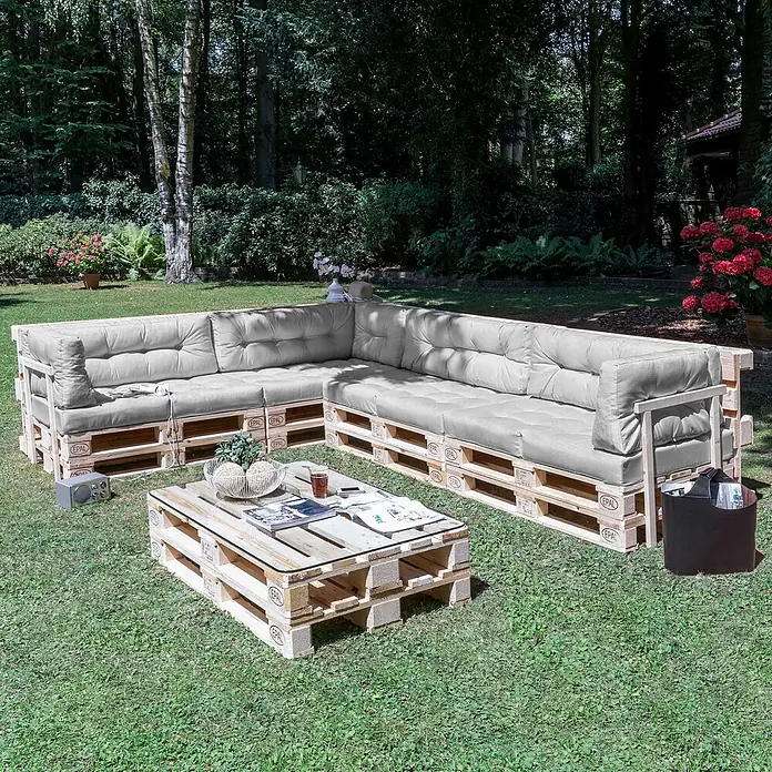 Beautissu Sitzauflage ECO Elements - Europalette, 1 Stk., L x B x H: 60 x 40 x 20 cm, Polyester, Hellgrau - Outdoor-Paletten-Lounge-Set mit grauen Kissen und Glastisch im Garten.