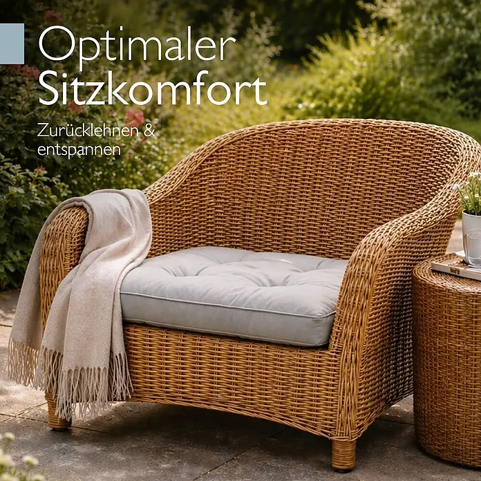 Beautissu Sitzauflage XLuna - Outdoor Lounge, 1 Stk., L x B x H: 70 x 70 x 10 cm, Polyester, Hellgrau - Brauner Rattansessel mit hellem Kissen und Decke, dazu ein passender Beistelltisch.