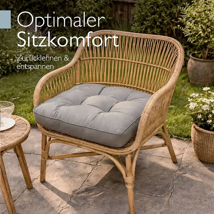 Beautissu Sitzauflage Flair LK - Outdoor Lounge, 1 Stk., Polyester, Hellgrau - Bequemer Rattan-Sessel mit weichem grauen Kissen in einem Garten, ideal zum Entspannen.