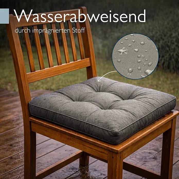 Beautissu Sitzauflage Flair LK - Outdoor Lounge, 1 Stk., Polyester, Hellgrau - Dunkelgraues, getuftetes, wasserabweisendes Stuhlkissen auf einem Holzstuhl mit Wassertropfen auf der Oberfläche.
