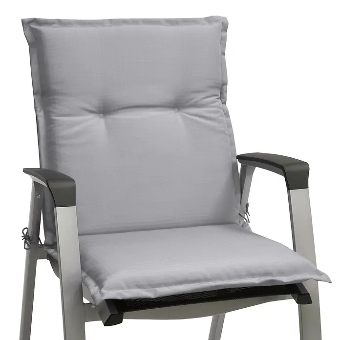 Beautissu Sitzauflage Base NL - Niederlehner, 6 Stk., L x B x H: 100 x 50 x 6 cm, Polyester, Hellgrau - Hellgraues Polsterkissen auf einem silbernen Metallstuhl mit dunkelgrauen Armlehnen.