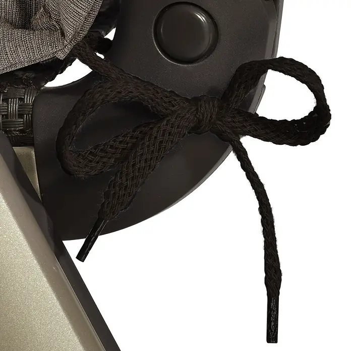 Beautissu Sitzauflage HighLux HL - Hochlehner, 1 Stk., Polyester, Taupe - Braune geflochtene Kordel, zu einer Schleife gebunden, die ein Kissen an einem dunkelbraunen Möbelgestell befestigt.