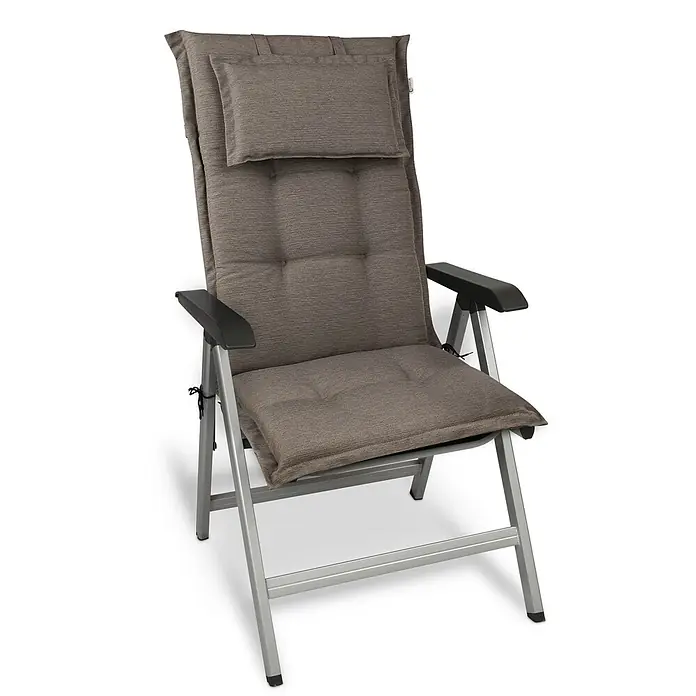 Beautissu Sitzauflage HighLux HL - Hochlehner, 1 Stk., Polyester, Taupe - Ein bequemer, klappbarer Gartenstuhl mit taupefarbenen Polstern, Kopfkissen, silbernem Metallgestell und schwarzen Armlehnen.