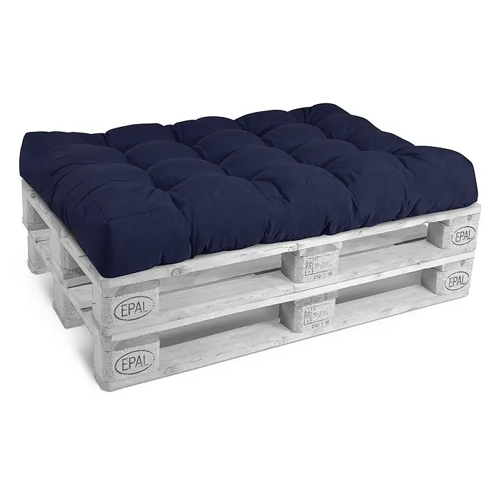 Beautissu Sitzauflage Eco Style - Europalette, 2 Stk., Polyester, Dunkelblau - Marineblaues gestepptes Kissen auf hellgrauen Holzpaletten, bildet eine Sitzgelegenheit.