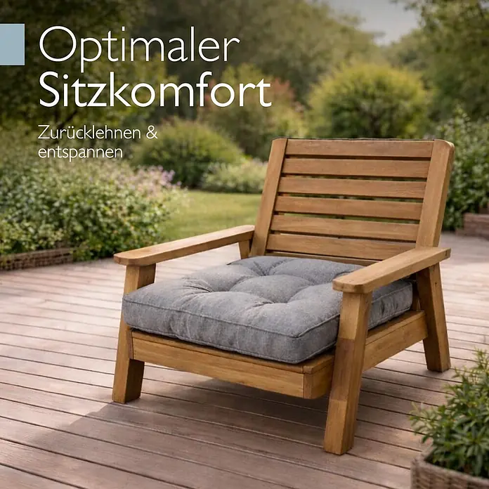 Beautissu Sitzauflage Beauflair - Outdoor Lounge, 1 Stk., L x B x H: 60 x 10 x 60 cm, Polyester, Hellgrau - Hölzerner Garten-Sessel mit weichem grauen Kissen auf einer Holzterrasse.