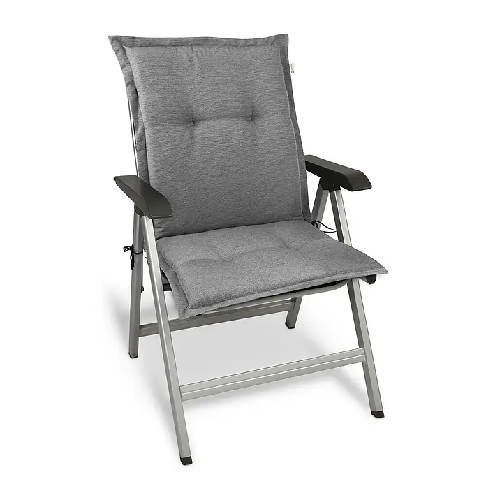 Beautissu Sitzauflage HighLux NL - Niederlehner, 1 Stk., L x B x H: 105 x 50 x 7 cm, Polyester, Hellgrau - Grauer Klapp-Gartenstuhl mit bequemen grauen Stoffpolstern und schwarzen Armlehnen.
