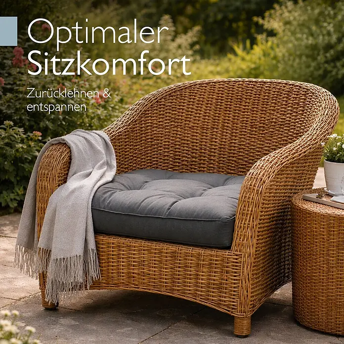 Beautissu Sitzauflage XLuna - Outdoor Lounge, 1 Stk., L x B x H: 60 x 60 x 10 cm, Polyester, Graphitgrau - Sessel aus Korbgeflecht mit grauen Polstern und einer hellen Decke auf einer Terrasse im Garten, für optimalen Komfort und Entspannung.