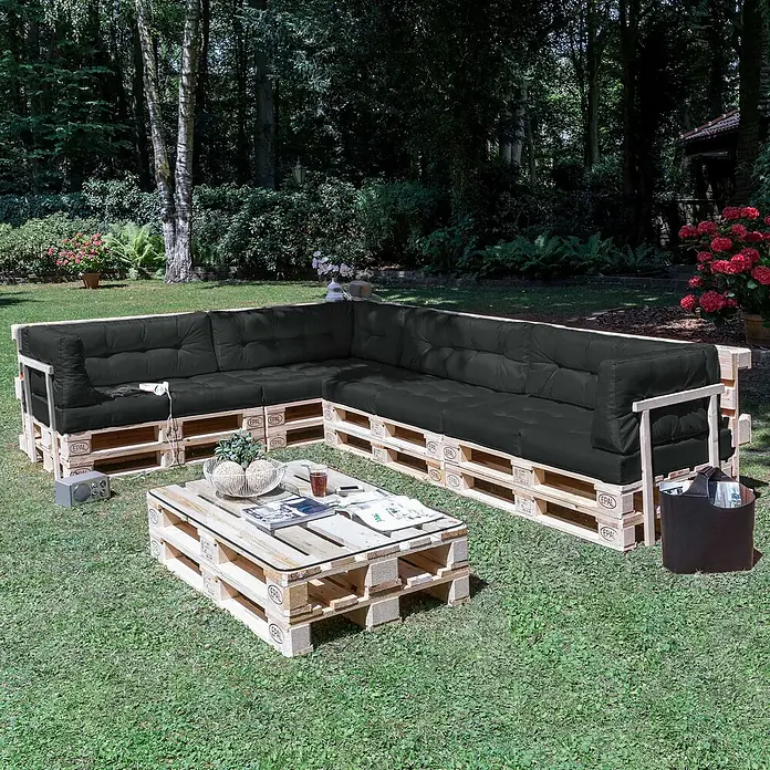 Beautissu Sitzauflage ECO Elements - Europalette, 1 Stk., Polyester, Graphitgrau - L-förmige Paletten-Loungegarnitur für den Außenbereich mit schwarzen Kissen und passendem Couchtisch.