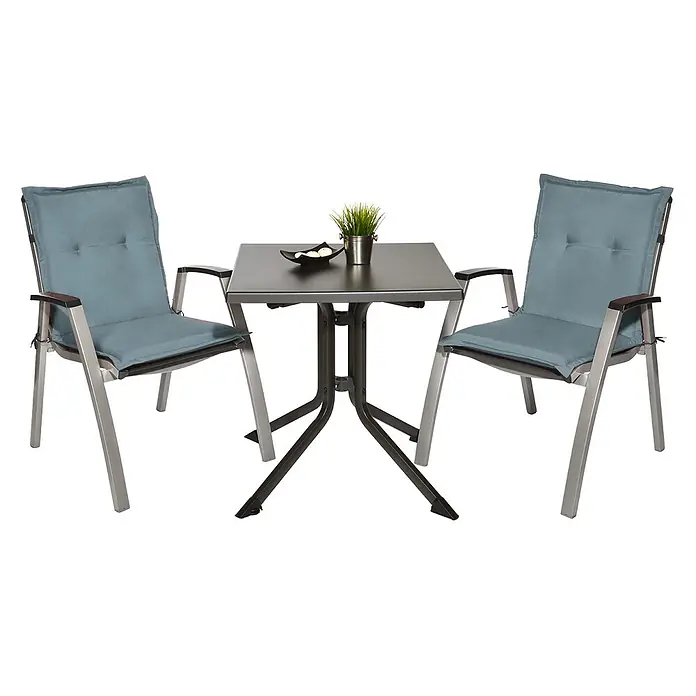Beautissu Sitzauflage Loft Nl - Niederlehner, 2 Stk., L x B x H: 0 x 0 x 0 cm, Polyester, Taubenblau - Metall-Bistrogarnitur: quadratischer dunkelgrauer Tisch, zwei silberne Stühle mit Armlehnen und blauen Kissen.