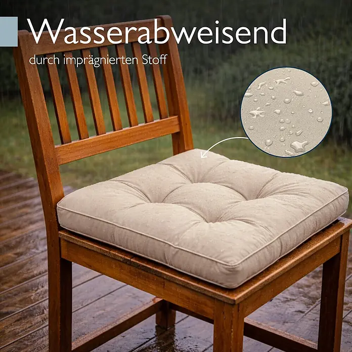 Beautissu Sitzauflage Flair LK - Outdoor Lounge, 1 Stk., L x B x H: 60 x 60 x 10 cm, Polyester, Natur - Beiges wasserabweisendes Sitzkissen auf einem Holzstuhl, mit sichtbaren Wassertropfen auf der imprägnierten Stoffoberfläche.