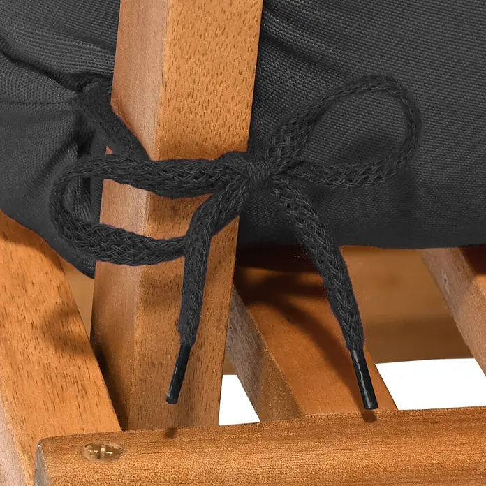 Beautissu Sitzauflage Flair HL - Hochlehner, 6 Stk., L x B x H: 120 x 50 x 8 cm, Polyester, Graphitgrau - Schwarzes Stoffkissen mit schwarzen Kordeln fest an einen Holzstuhl gebunden. Zeigt Detail des Knotens.