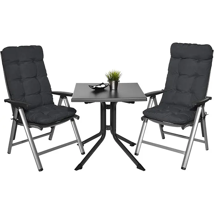 Beautissu Sitzauflage Flair HL - Hochlehner, 6 Stk., L x B x H: 120 x 50 x 8 cm, Polyester, Graphitgrau - Zwei dunkelgraue Gartenstühle mit Auflagen und ein passender quadratischer Tisch, für den Außenbereich geeignet.