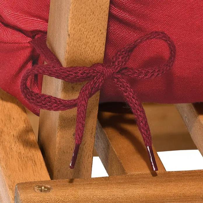 Beautissu Sitzauflage Flair HL - Hochlehner, 1 Stk., L x B x H: 120 x 50 x 8 cm, Polyester, Rot - Rotes Kissen mit passendem roten Seil an einem Holzstuhl befestigt.