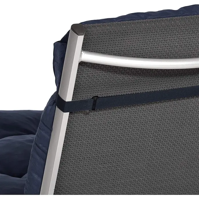 Beautissu Sitzauflage Flair NL - Niederlehner, 2 Stk., L x B x H: 100 x 50 x 8 cm, Polyester, Dunkelblau - Blaues Stoffkissen an silbernem Metallrahmen mit dunklem Gurt befestigt. Der Rahmen hat eine perforierte graue Rückseite.