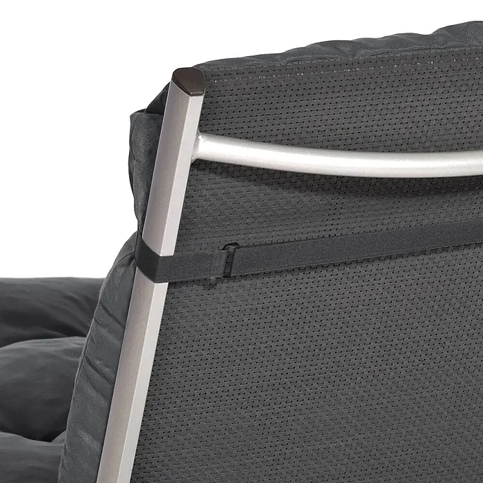 Beautissu Sitzauflage Flair NL - Niederlehner, 1 Stk., Polyester, Graphitgrau - Rückseite eines gepolsterten grauen Stuhls mit silbernem Gestell und dunklem Geflecht, durch Gurt gesichert.