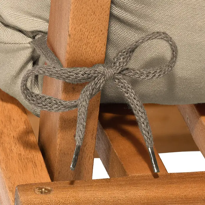 Beautissu Sitzauflage Flair HL - Hochlehner, 1 Stk., Polyester, Natur - Hellgraues Kissen an Holzstuhl mit grauem, geflochtenem Band und Metallspitzen gebunden.