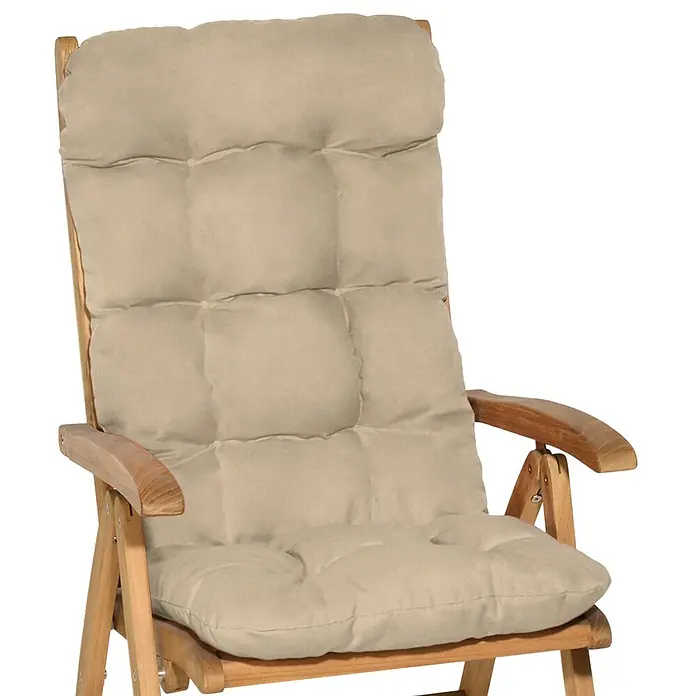Beautissu Sitzauflage Flair HL - Hochlehner, 1 Stk., Polyester, Natur - Beiges getuftetes Kissen auf einem hellbraunen Holz-Gartenklappstuhl.