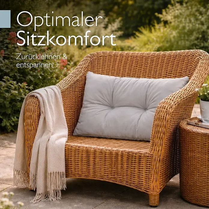 Beautissu Sitzauflage XLuna - Outdoor Lounge, 1 Stk., L x B x H: 70 x 40 x 12 cm, Polyester, Hellgrau - Rattan-Sessel mit hellgrauem Kissen und Decke für entspannte Stunden im Freien.