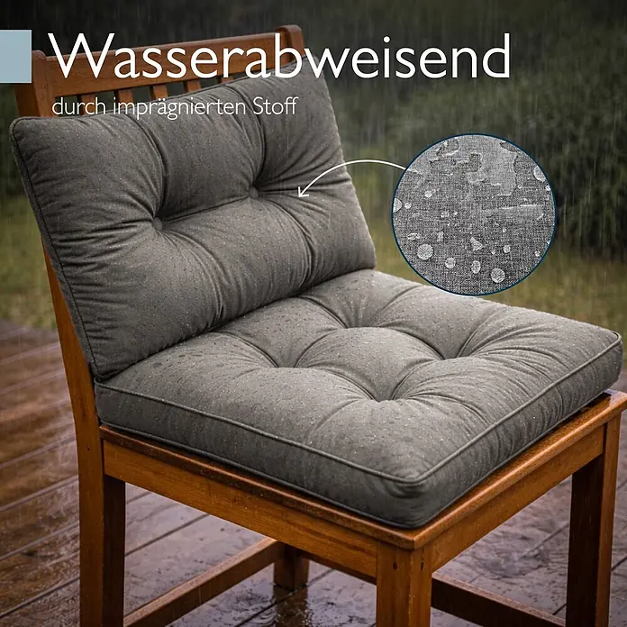 Beautissu Sitzauflage Flair Outdoor - Outdoor Lounge, 2 Stk., L x B x H: 60 x 60 x 22 cm, Polyester, hellgrau - Graue wasserabweisende Stuhlkissen auf einem Holzstuhl im Regen, Wassertropfen perlen vom Stoff ab.