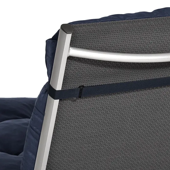 Beautissu Sitzauflage Flair NL - Niederlehner, 4 Stk., Polyester, Dunkelblau - Rückseite eines blauen Polstersitzes mit silbernem Rahmen, perforierter grauer Rückseite und dunkelblauem Gurt.