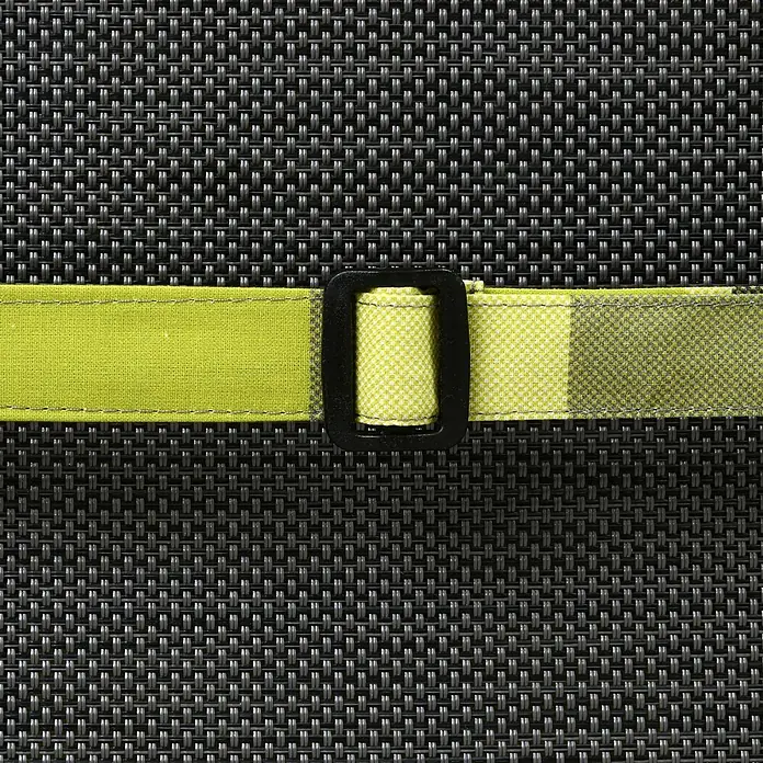 Beautissu Sitzauflage Sunny NL - Niederlehner, 1 Stk., Polyester, Grün - Hellgrüner Gurt mit schwarzer Schnalle auf dunklem Webmuster. Der Gurt ist teils kariert.