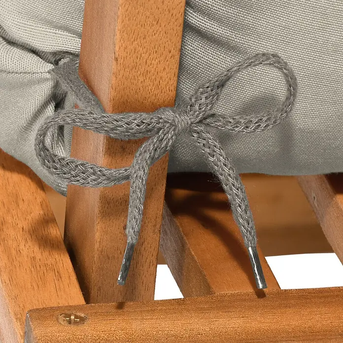 Beautissu Sitzauflage Flair HL - Hochlehner, 1 Stk., L x B x H: 120 x 50 x 8 cm, Polyester, Hellgrau - Graues Kissen mit grauem Band an einem Holzstuhl befestigt.