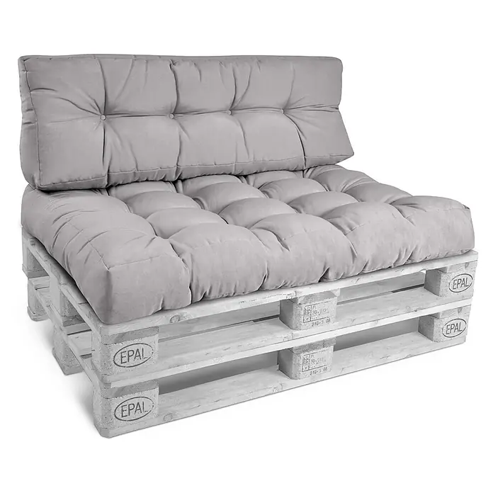 Beautissu Sitzauflage Eco Style - Europalette, 1 Stk., L x B x H: 120 x 40 x 20 cm, Polyester, Hellgrau - Graue Stoffkissen auf Holzpaletten bilden ein Sofa.