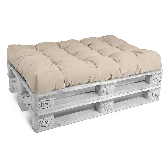 Beautissu Sitzauflage Eco Style - Europalette, 1 Stk., Polyester, Beige - Großes beiges getuftetes Kissen auf zwei gestapelten weißen Holzpaletten, bildet eine modulare Loungesitzgelegenheit.