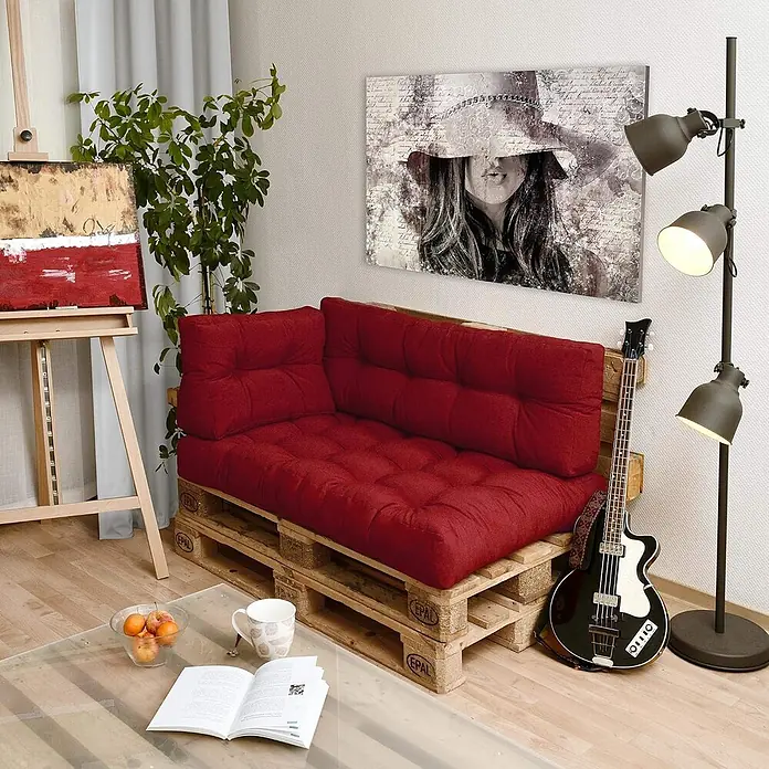 Beautissu Sitzauflage Eco Style - Europalette, 2 Stk., Polyester, Rot - Ecksofa aus Holzpaletten mit plüschigen roten Kissen, in einem gemütlichen Wohnzimmer neben einer Gitarre und Stehlampe.