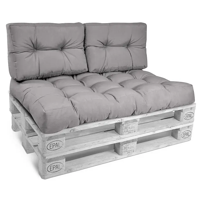 Beautissu Sitzauflage Eco Style - Europalette, 2 Stk., L x B x H: 60 x 40 x 20 cm, Polyester, Hellgrau - Graues Polstersofa aus Holzpaletten mit zwei Rückenkissen und einem segmentierten Sitzkissen.
