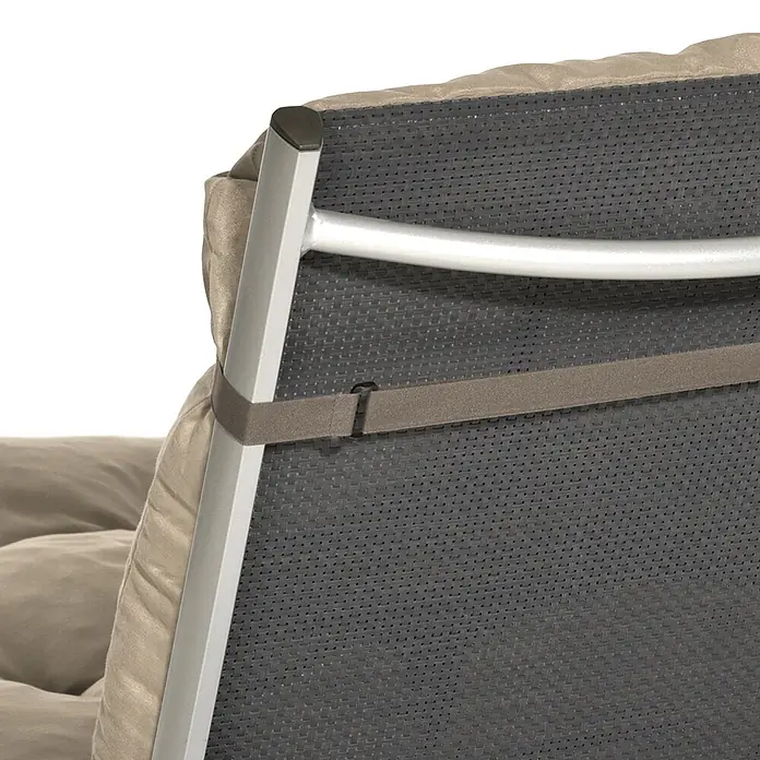 Beautissu Sitzauflage Flair NL - Niederlehner, 1 Stk., L x B x H: 100 x 50 x 8 cm, Polyester, Natur - Rückenlehne eines Outdoor-Stuhls mit silbernem Gestell, dunkler Geflechtbespannung und beigem Kissen, mit Gurt befestigt.