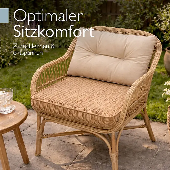 Beautissu Sitzauflage Flair LK - Outdoor Lounge, 1 Stk., L x B x H: 60 x 40 x 12 cm, Polyester, Natur - Rattan-Sessel mit beigen Kissen im Garten für optimalen Sitzkomfort.