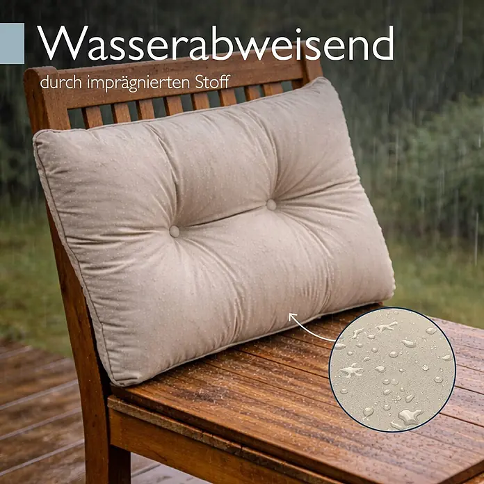 Beautissu Sitzauflage Flair LK - Outdoor Lounge, 1 Stk., L x B x H: 60 x 40 x 12 cm, Polyester, Natur - Beiges wasserabweisendes Outdoor-Kissen auf einem Holzstuhl, mit sichtbaren Wassertropfen auf dem Stoff.