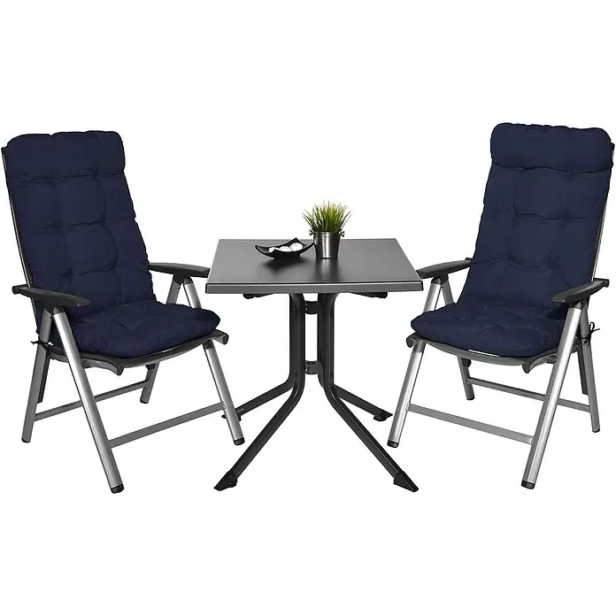 Beautissu Sitzauflage Flair HL - Hochlehner, 8 Stk., L x B x H: 120 x 50 x 8 cm, Polyester, Dunkelblau - Zwei klappbare Gartenstühle mit navyblauen Kissen und ein dunkelgrauer quadratischer Tisch, ideal für den Außenbereich.