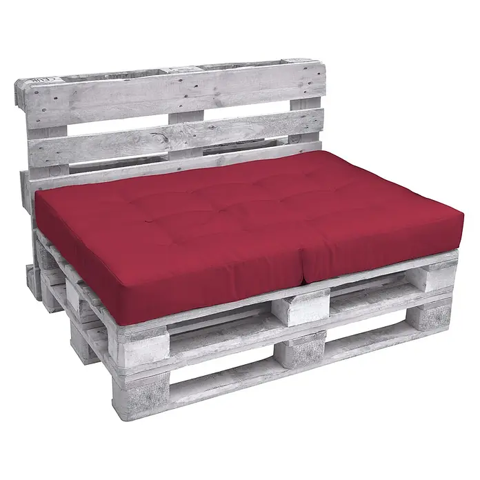 Beautissu Sitzauflage ECO Elements - Europalette, 1 Stk., Polyester, Rot - Weißes Holzpalettensofa mit einem dicken, getufteten roten Sitzkissen.