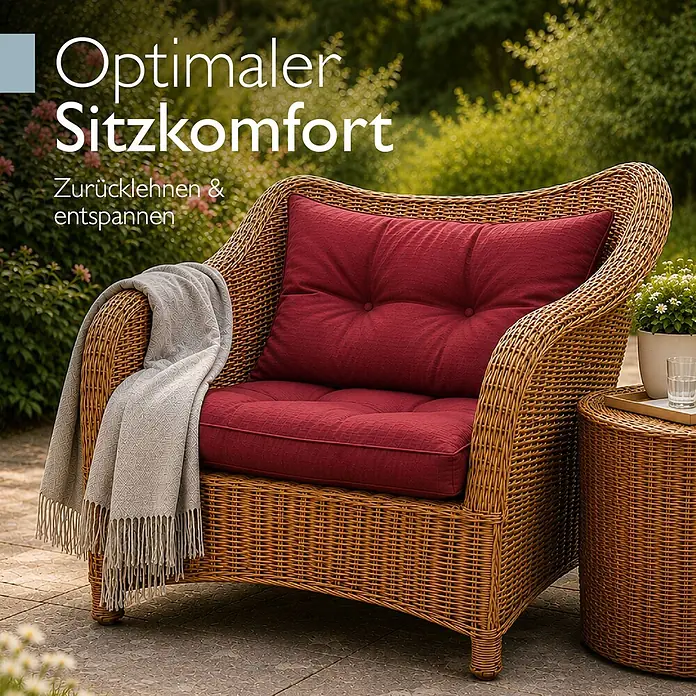 Beautissu Sitzauflage XLuna - Outdoor Lounge, 2 Stk., L x B x H: 70 x 70 x 22 cm, Polyester, Rot - Gemütlicher Rattan-Sessel mit dunkelroten Sitz- und Rückenkissen, überzogen mit einer hellgrauen Decke für Entspannung im Freien.