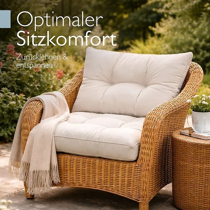 Beautissu Sitzauflage XLuna - Outdoor Lounge, 2 Stk., Polyester, Natur - Sessel aus Korbgeflecht mit hellen Kissen und Decke, neben passendem Beistelltisch im Garten.