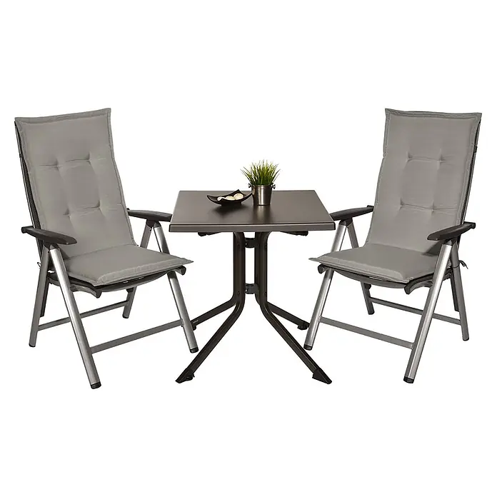 Beautissu Sitzauflage Loft Hl - Hochlehner, 4 Stk., L x B x H: 120 x 50 x 6 cm, Polyester, Hellgrau - Anthrazitfarbener quadratischer Bistrotisch und zwei silbergraue Klappstühle mit bequemen grauen Auflagen, für den Außenbereich geeignet.