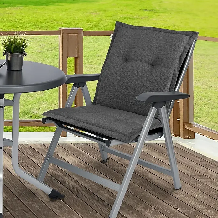 Beautissu Sitzauflage HighLux NL - Niederlehner, 6 Stk., L x B x H: 105 x 50 x 7 cm, Polyester, Anthrazit - Dunkelgrauer klappbarer Outdoor-Stuhl mit Kissen und passendem Beistelltisch mit Pflanze auf Holzterrasse.