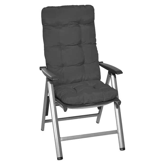 Beautissu Sitzauflage Flair HL - Hochlehner, 6 Stk., L x B x H: 120 x 50 x 8 cm, Polyester, Graphitgrau - Grauer gepolsterter Klappstuhl mit silbernem Metallrahmen und schwarzen Armlehnen, für Garten oder Terrasse geeignet.