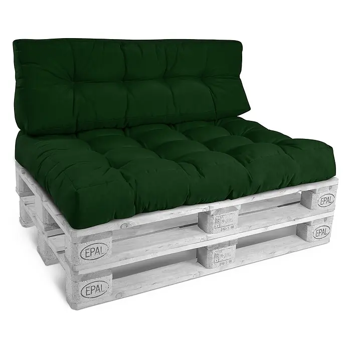 Beautissu Sitzauflage Eco Style - Europalette, 1 Stk., L x B x H: 120 x 40 x 10 cm, Polyester, Dunkelgrün - Dunkelgrüne getuftete Palettenkissen mit Sitz- und Rückenkissen, platziert auf weiß getünchten Holzpaletten.