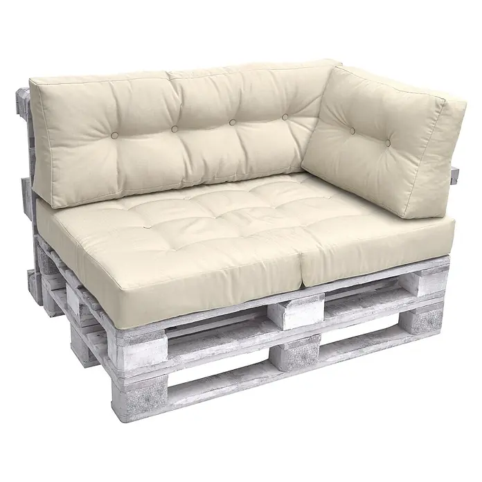Beautissu Sitzauflage ECO Elements - Europalette, 1 Stk., Polyester, Natur - Weißes Paletten-Ecksofa mit cremefarbenen getufteten Kissen.