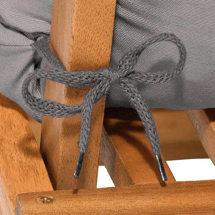 Beautissu Sitzauflage Flair HL - Hochlehner, 4 Stk., L x B x H: 120 x 50 x 8 cm, Polyester, Hellgrau - Graues Kissen, mit geflochtener grauer Kordel an einer hellbraunen Holzleiste befestigt.