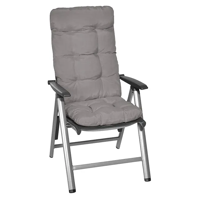 Beautissu Sitzauflage Flair HL - Hochlehner, 4 Stk., L x B x H: 120 x 50 x 8 cm, Polyester, Hellgrau - Grauer gepolsterter Klappstuhl mit silberfarbenem Gestell und schwarzen Armlehnen.