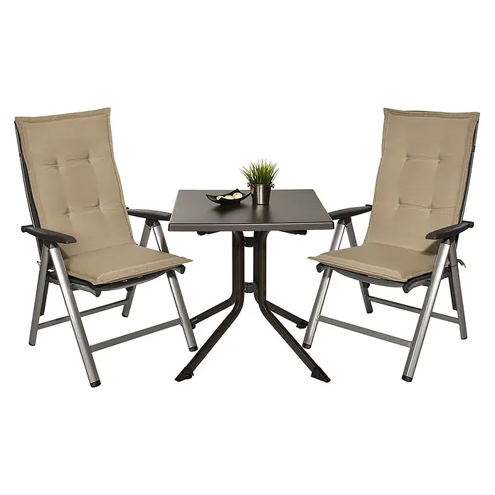 Beautissu Sitzauflage Loft Hl - Hochlehner, 4 Stk., L x B x H: 120 x 50 x 6 cm, Polyester, Natur - Quadratischer dunkelgrauer Gartentisch mit zwei silberfarbenen Stühlen mit beigefarbenen Auflagen, geeignet für den Außenbereich.